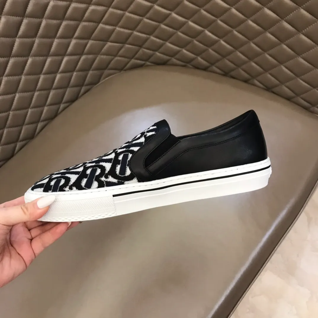 ◾️▫️B’s new spring and summer product, men’s classic low-cut slip-on sneakers, made of classic retro B’s printed canvas material, spliced ​​with layered calfskin, and decorated with a new brand logo. First-layer cowhide lining, embossed Burberry logo on the heel, and original TPU outsole!  P340 Yuan Size: 38-45